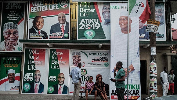 尼日利亚人民民主党总统候选人阿蒂库·阿布巴卡尔的支持者坐在一地方竞选办公室前。图片来源：视觉中国