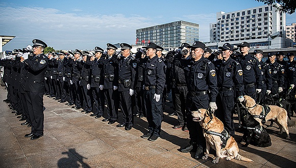 以人民为中心忠诚履职维护社会治安稳定,二〇