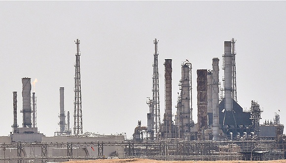 9月15日，沙特利雅得，阿美石油公司的石油设施遭无人机袭击。图片来源：视觉中国