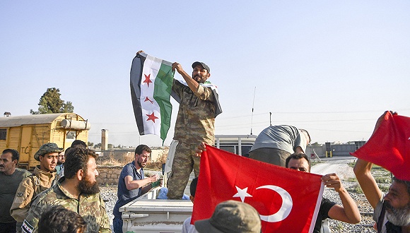 2019年10月13日，叙利亚泰勒艾卜耶德，土耳其支持的叙利亚自由军进入叙利亚边境城市泰勒艾卜耶德。图片来源：视觉中国