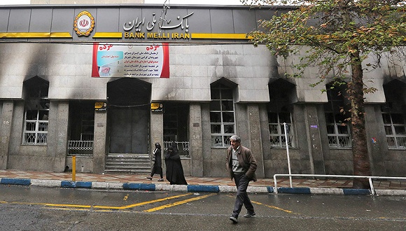 2019年11月20日，伊朗沙赫里阿尔，图为示威抗议后的被毁建筑。图片来源：视觉中国