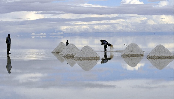 乌尤尼盐沼的盐丘是玻利维亚人民的主要收入来源。是该国最大的锂储备基地。图片来源：视觉中国