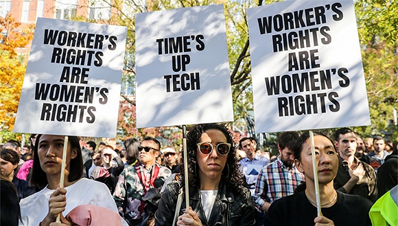 2018年11月1日，美国纽约，谷歌公司的员工走出办公室参加示威活动。图片来源：视觉中国