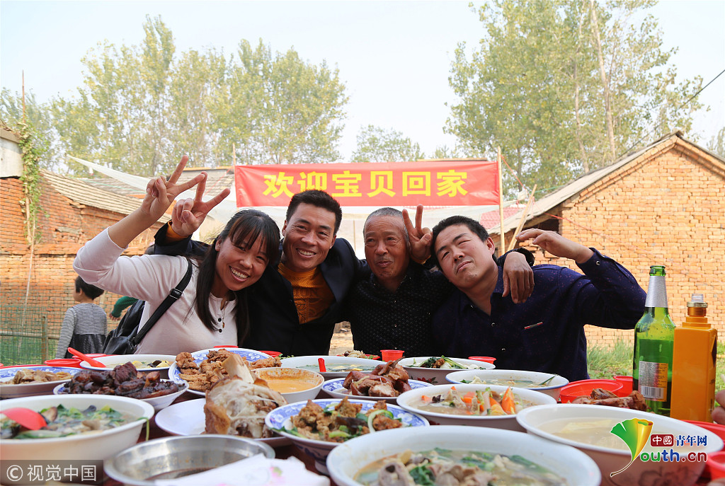 两兄弟走失23年后一起回家 父子三人抱头大哭