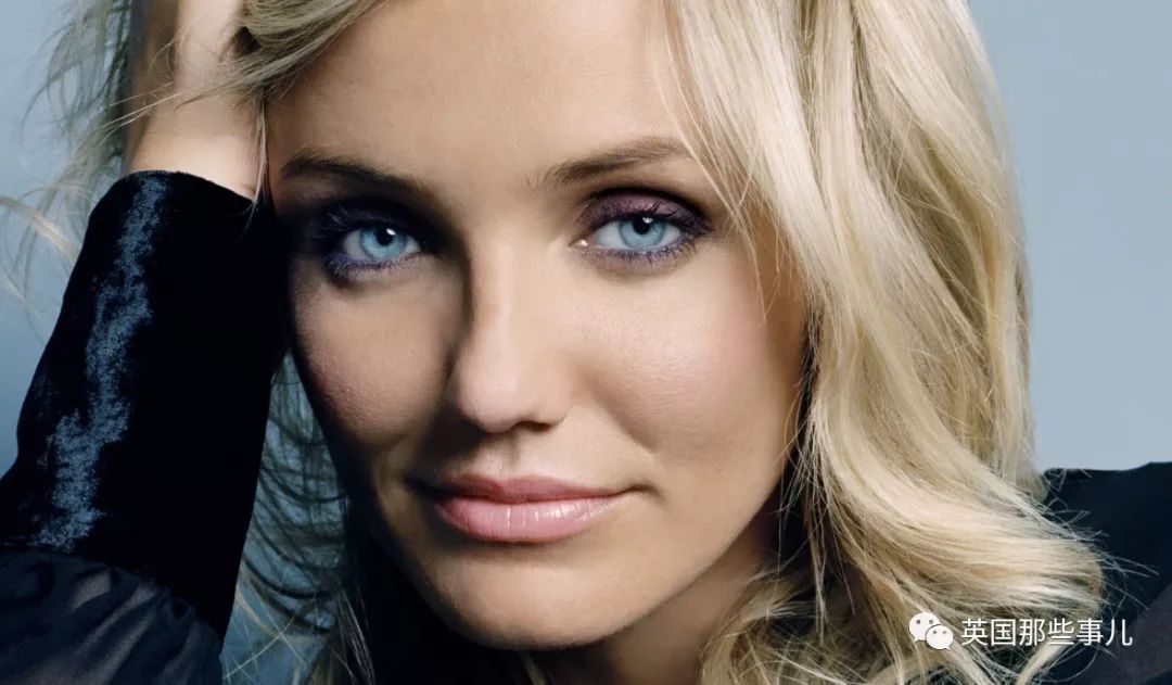 的基因通常来说是隐性的,和深色瞳孔的人结婚容易让蓝眼睛基因消失掉