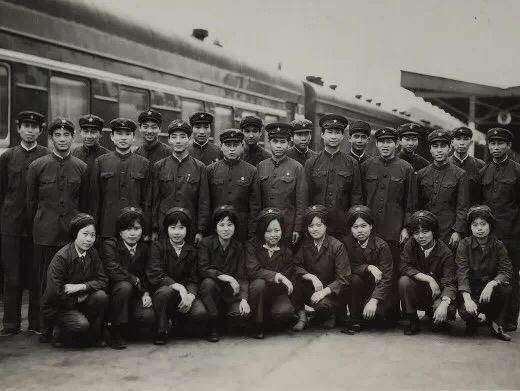 80年代的制服1984年中国铁路改用西装式制服以来,历经84式,94式;98式
