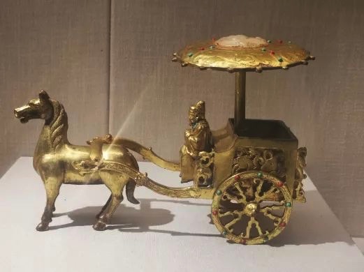 重庆大学建了个赝品博物馆?文物专家:假得荒唐 重大博物馆展厅中的“迷你版轺车”