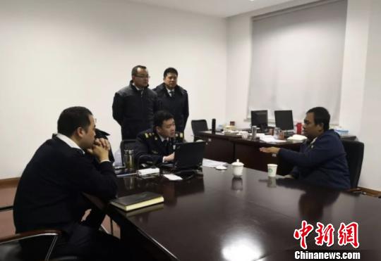 1月2日晚,海事执法人员向获救船员调查晓畅事发通过。浙江海事 供图 1月2日晚,海事执法人员向获救船员调查晓畅事发通过。浙江海事 供图