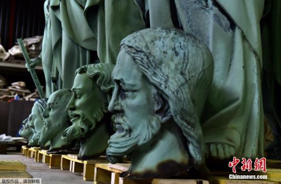 当地时间4月16日，从巴黎圣母院大火中抢救出的16座雕像目前位于法国波尔多附近的马尔萨克苏岛的一所工作室内。