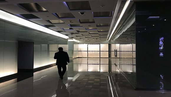 原相对的国民银行、中金营业部旧址，两家均被清理成空地待租。