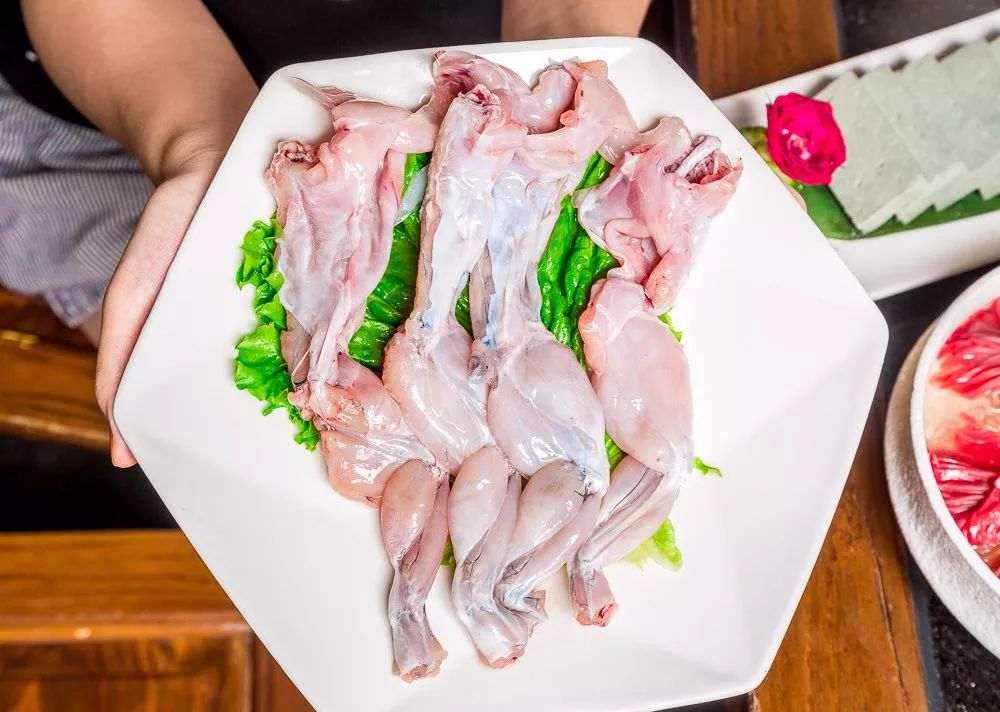 不限量魔都惊现牛蛙畅吃火锅店带上90后还打78折