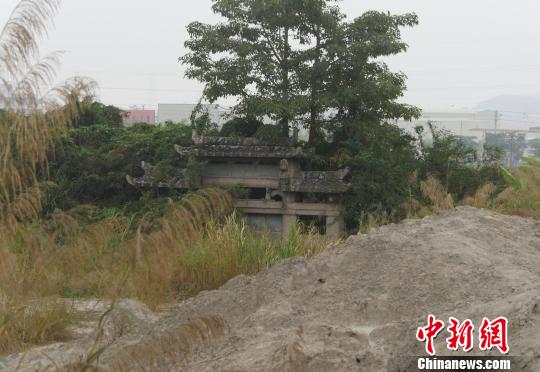 “御葬坊”被當地石材企業堆放的淤泥廢土淹沒近半。 陳啟任 攝