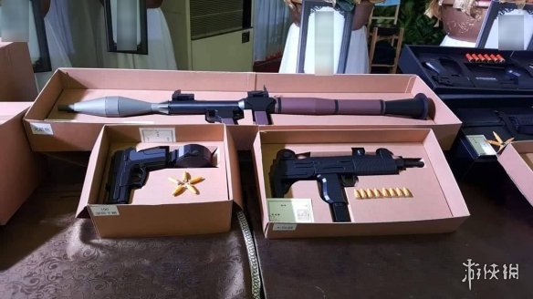 台湾葬礼现纸质枪械 做工精细rpg转轮机枪一应俱全