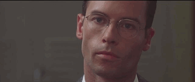 再来看罗素·克劳.看他演的巴德和别人打个招呼都让人胆战心惊.