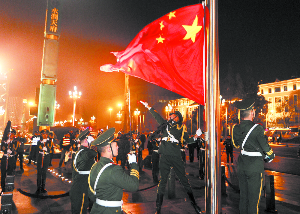 数千名群众昨晨到天府广场观看升旗仪式