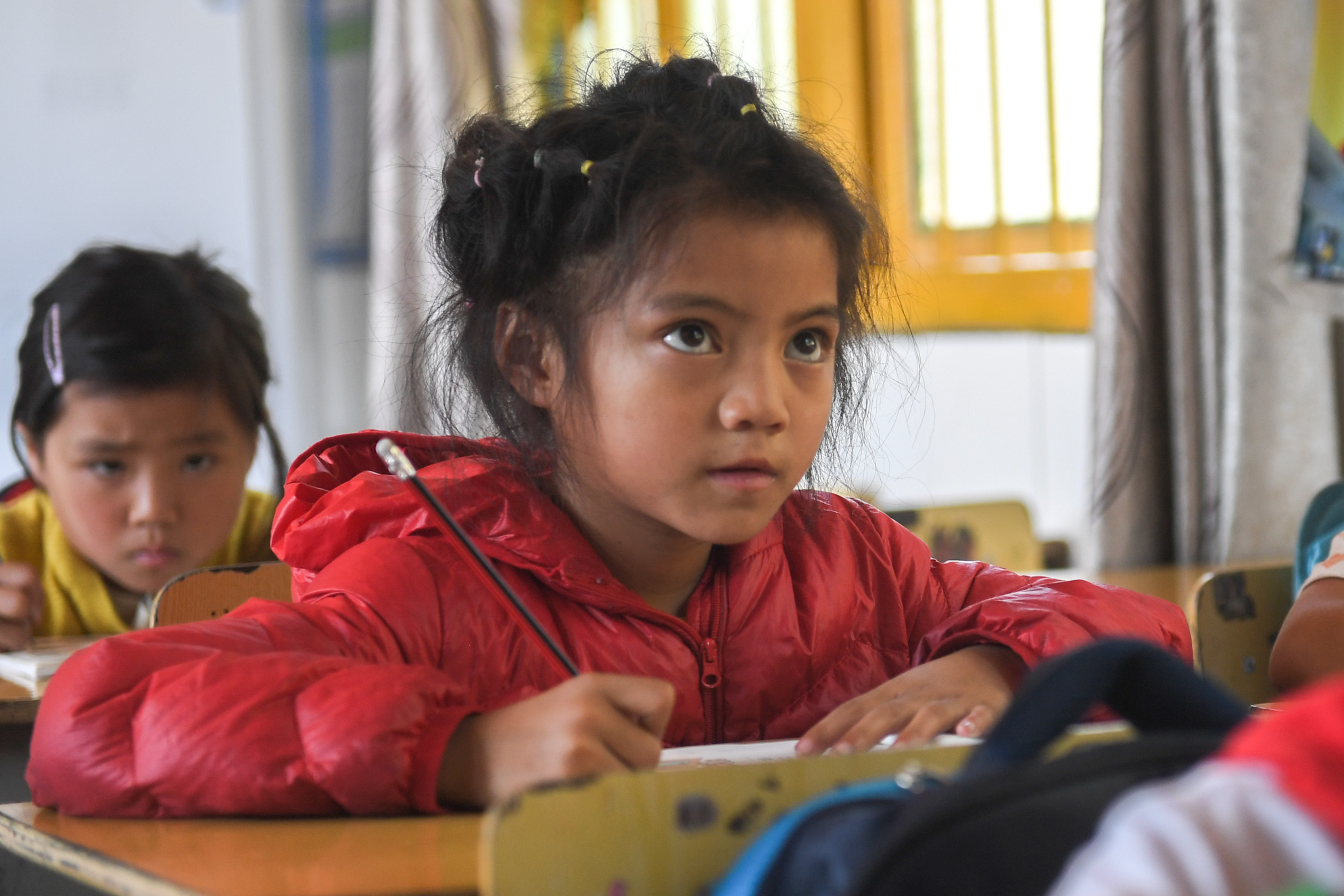 十八洞小学一年级学生施蓉娅在上课时认真听讲(9月4日摄).