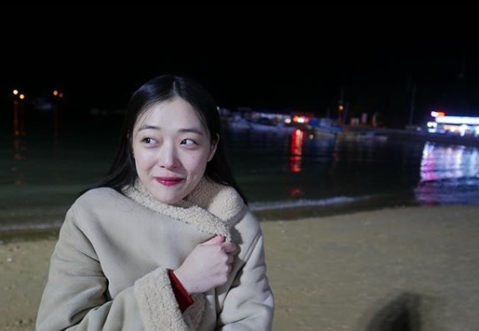 薯童谣韩语:韩国警方坚持对雪莉验尸:遗属一直不同意 正在劝 崔雪莉14日下午离世,年仅25岁。