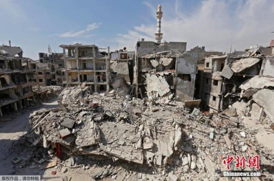 资料图片：叙利亚最大难民营清理废墟。