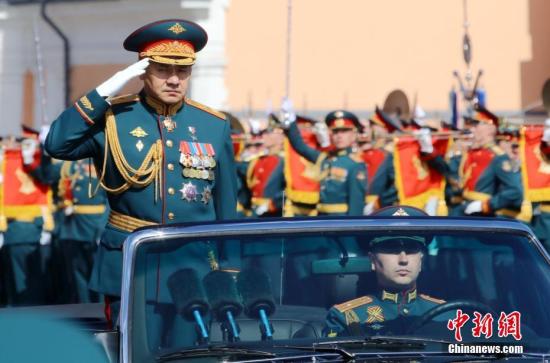 资料图：2018年5月9日，俄罗斯在莫斯科红场举行阅兵式，纪念卫国战争胜利73周年。俄国防部长绍伊古检阅部队。 中新社记者 王修君 摄