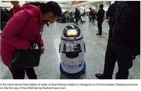 2019年春运的第一天，中国浙江省杭州市东站的一个5G机器人正在免费提供瓶装水