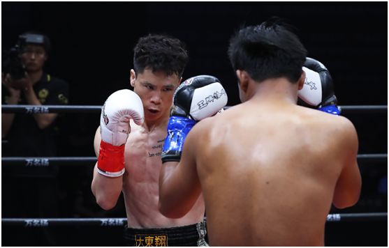 邱建良霸气ko对手,铁英华首回合终结星当,这一招专克泰拳手!