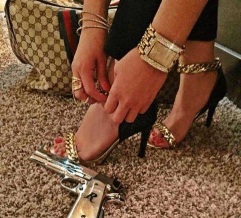 墨西哥毒贩网上炫富:玩镀金ak47 养狮子当宠物