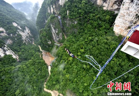 多国选手张家界挑战花式蹦极260米高蹦极台超吉尼斯纪录