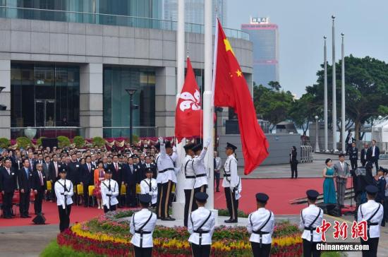 资料图：香港特区政府在金紫荆广场举行隆重升旗仪式。中新社记者 张炜 摄