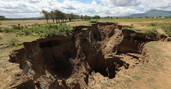 肯尼亚一小镇地面开裂东非大裂谷再添裂痕