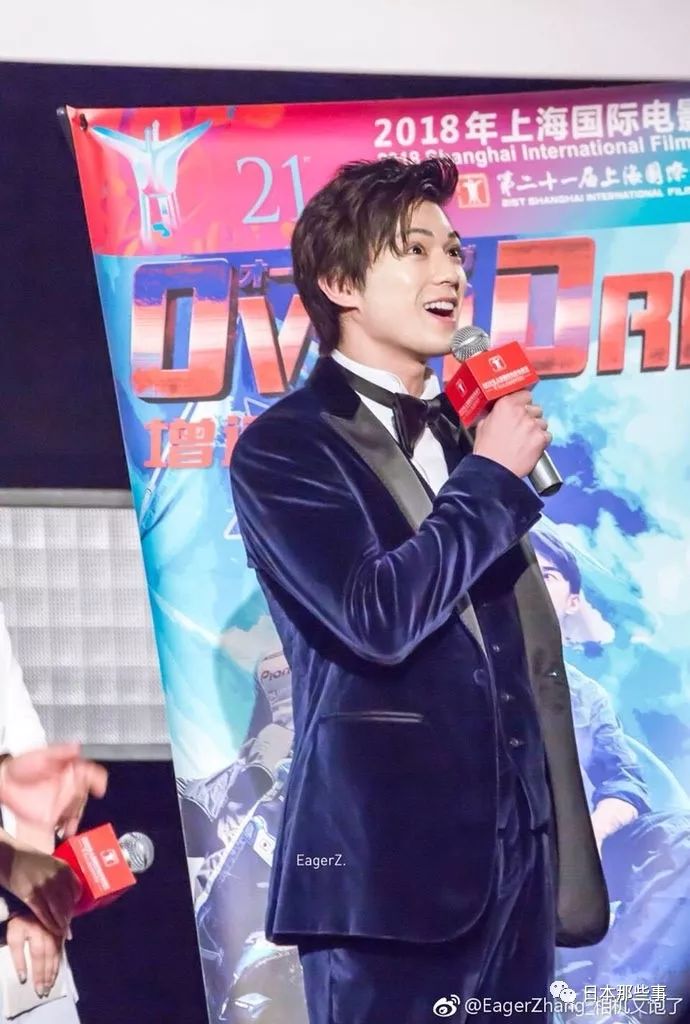 新田真剑佑亮相上海电影节 帅得有点过分了吧!