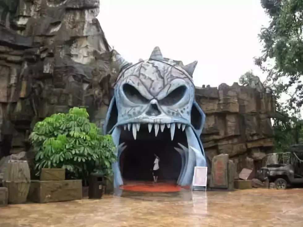 女子欢乐谷鬼屋游玩被鬼吓到磕破额头缝了三针谁该赔