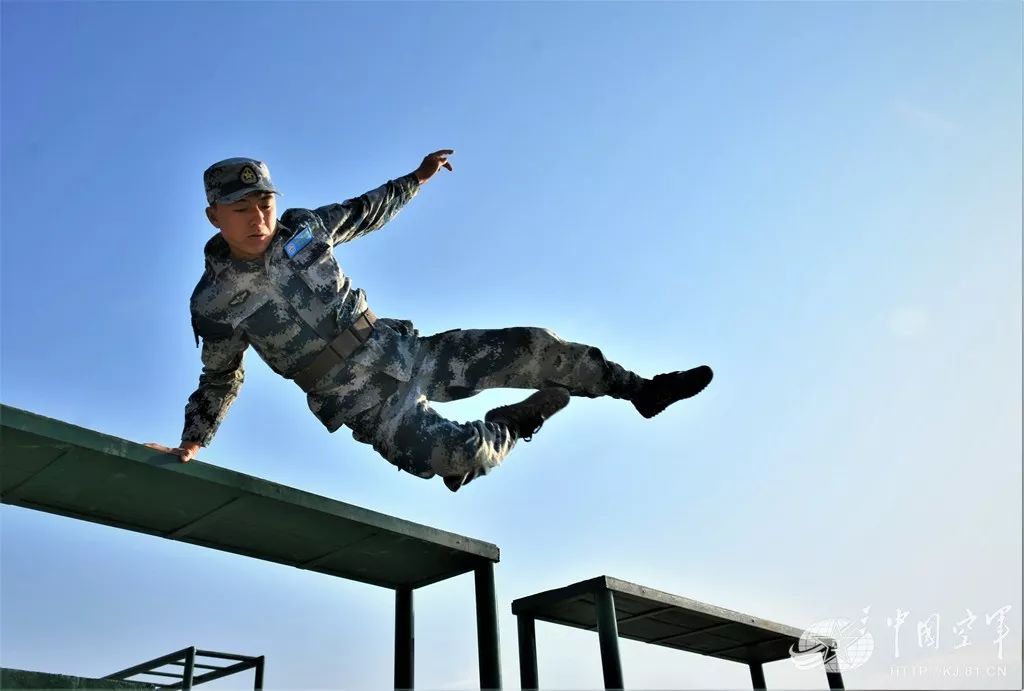 高清大图带你感受空军警卫兵别样震撼