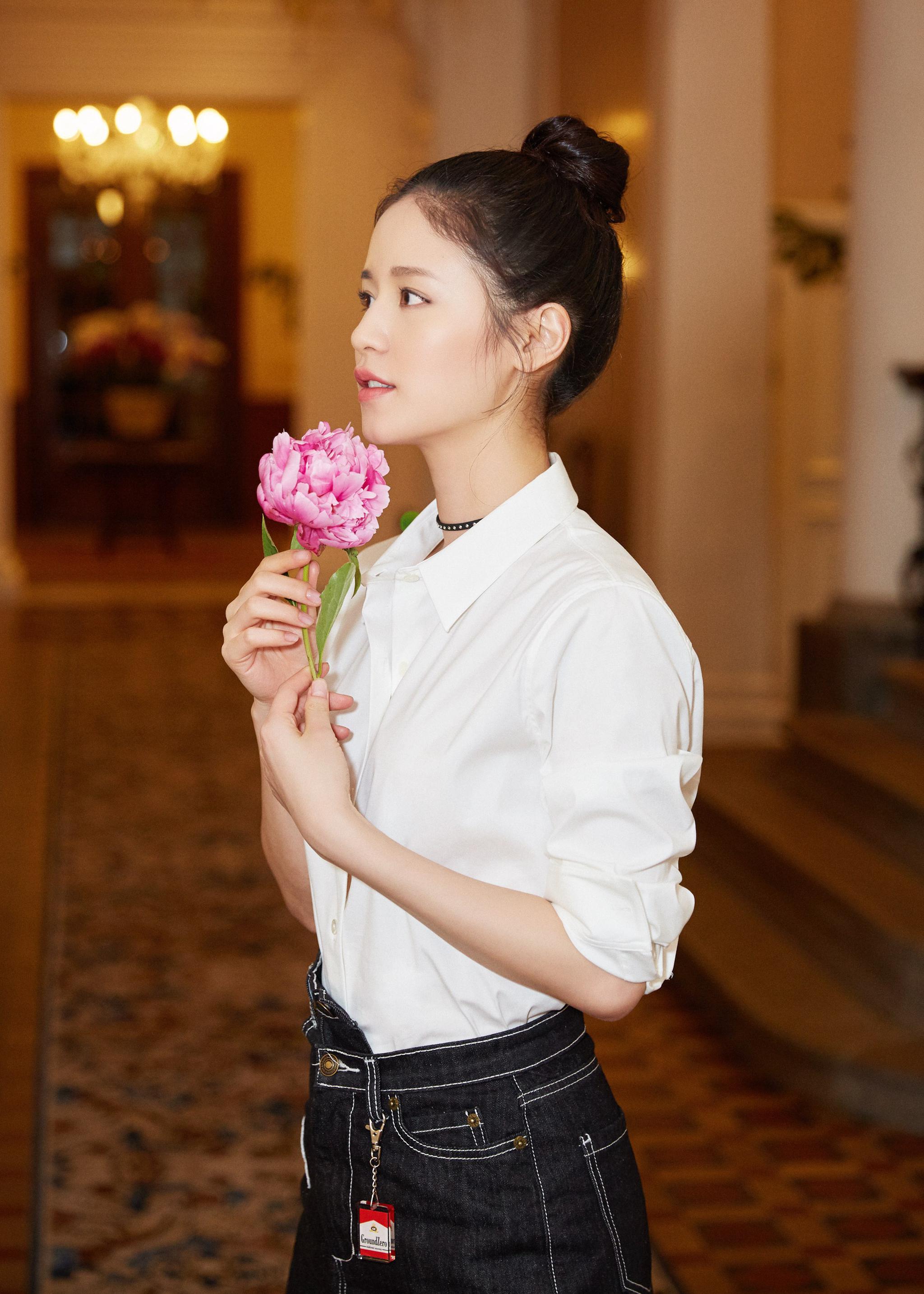 袁子芸着装简洁童趣 甜美微笑一展夏日元气