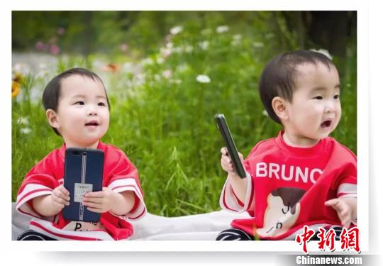 杨瑾两个可爱的女儿已经1岁8个月了。钟欣 摄