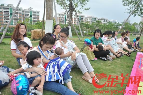 汕头12辣妈街头哺乳快闪 呼吁母乳喂养
