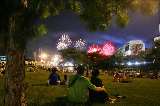 青年奥运会开幕式 2008年8月2日,北京永定门,一对情侣观看北京奥运会开幕式预演的烟花。戴冰/摄