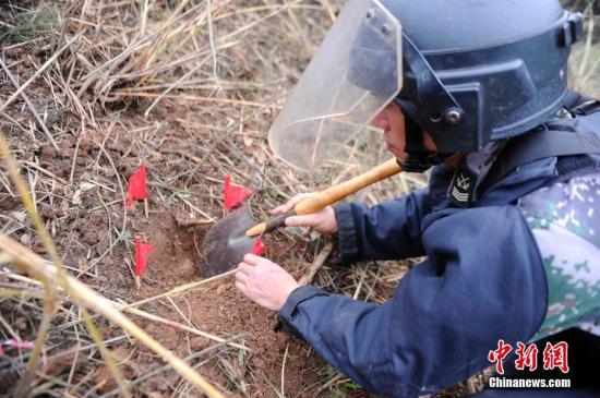 图为搜排手发现地雷。 蒋雪林 摄