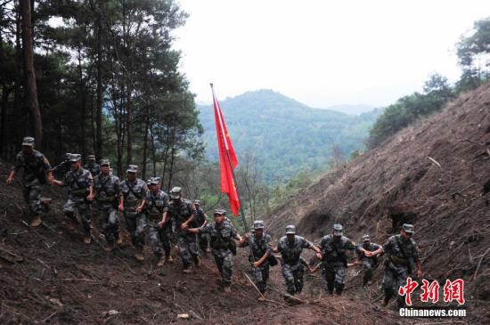 扫雷官兵手牵手以“趟雷场”的样式将6万多平方米坦然土地移交给当地边民。蒋雪林 摄