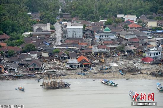 当地时间12月24日,从空中鸟瞰印尼巽他海峡海啸灾区,船只上岸,房屋倒塌,现场一片狼藉。据表媒援引印尼国家搜救局(Basarnas)的数据报道,巽他海峡海啸事件已造成334人遇难。 原料图:从空中鸟瞰印尼巽他海峡海啸灾区,船只上岸,房屋倒塌,现场一片狼藉。
