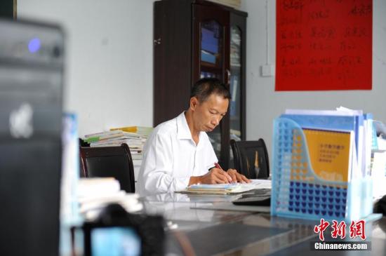 资料图：坚守贵州黄平33年的乡村教师杨迅。 中新社记者 贺俊怡 摄