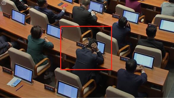 文在寅讲话时，有在野党议员捂住耳朵（图源：韩国SBS电视台）