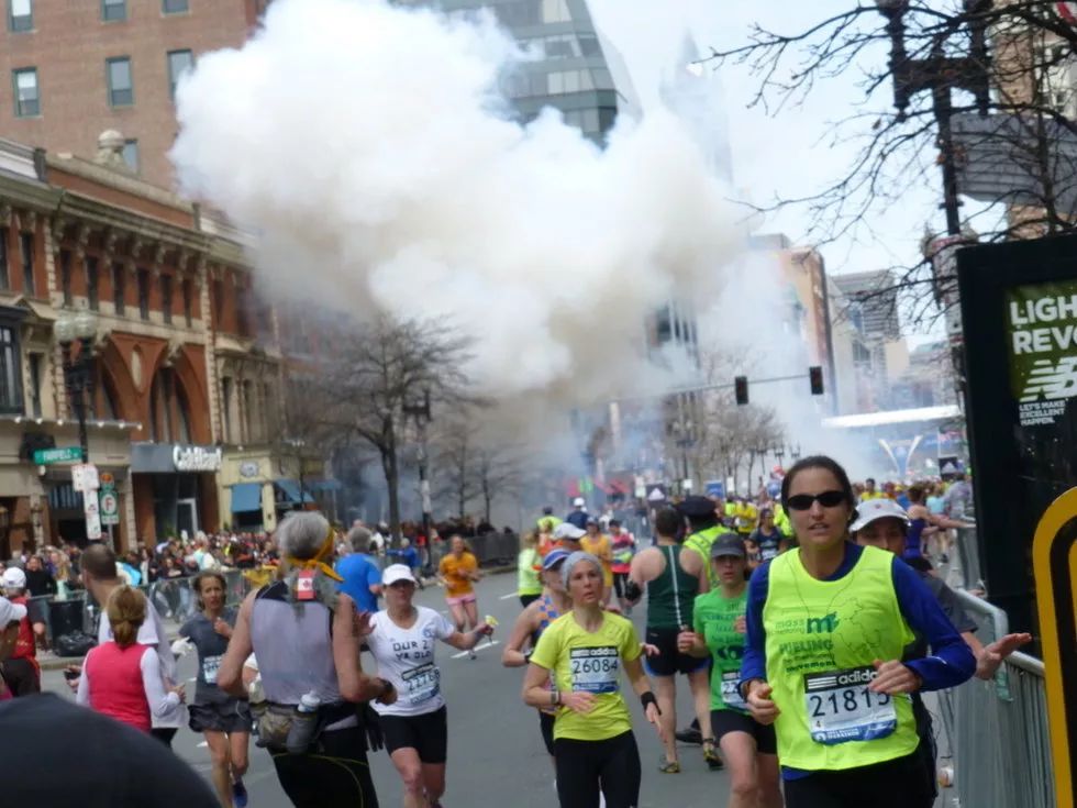 空中有无人机,人群中有便衣,街道上有警犬,屋顶有sniper,安排这一切竟