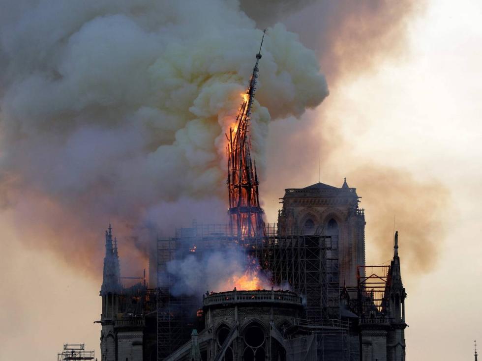  巴黎圣母院火灾现场图（独立报）