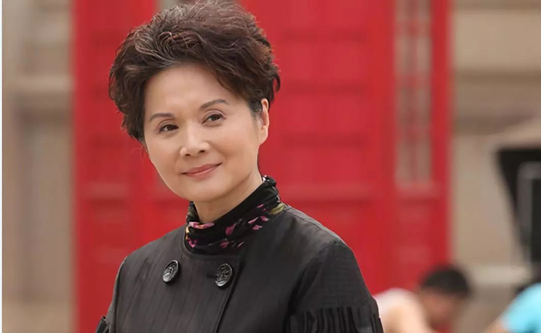 她出身名门,曾获飞天女主角,如今与初恋男友恩爱令人羡慕!