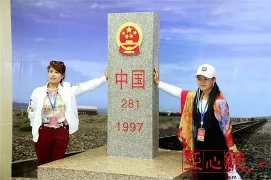 新疆阿拉山口国门景区迎来游客高峰