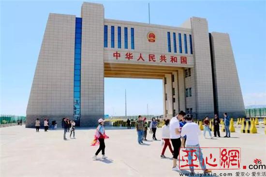 新疆阿拉山口国门景区迎来游客高峰