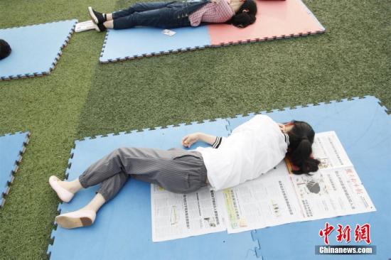 资料图：呼吁学生关注睡眠质量，养成良好作息习惯的行为秀。刘涌志 摄