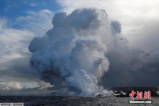 图为基拉韦厄火山熔岩与海水产生化学反应造成的有毒蒸汽云。