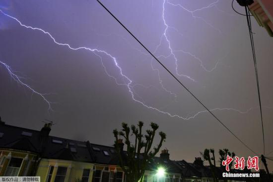 当地时间2018年5月26日,英国伦敦遭遇雷雨天气,天空中电闪雷鸣。