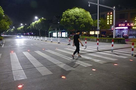 泰州行人过街预警系统投用 行人通过道钉发光